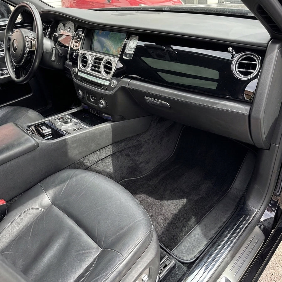 Maßgeschneiderte schwarze Fußmatten für Rolls Royce Ghost Serie I (2010–2020) mit schwarzem Leder