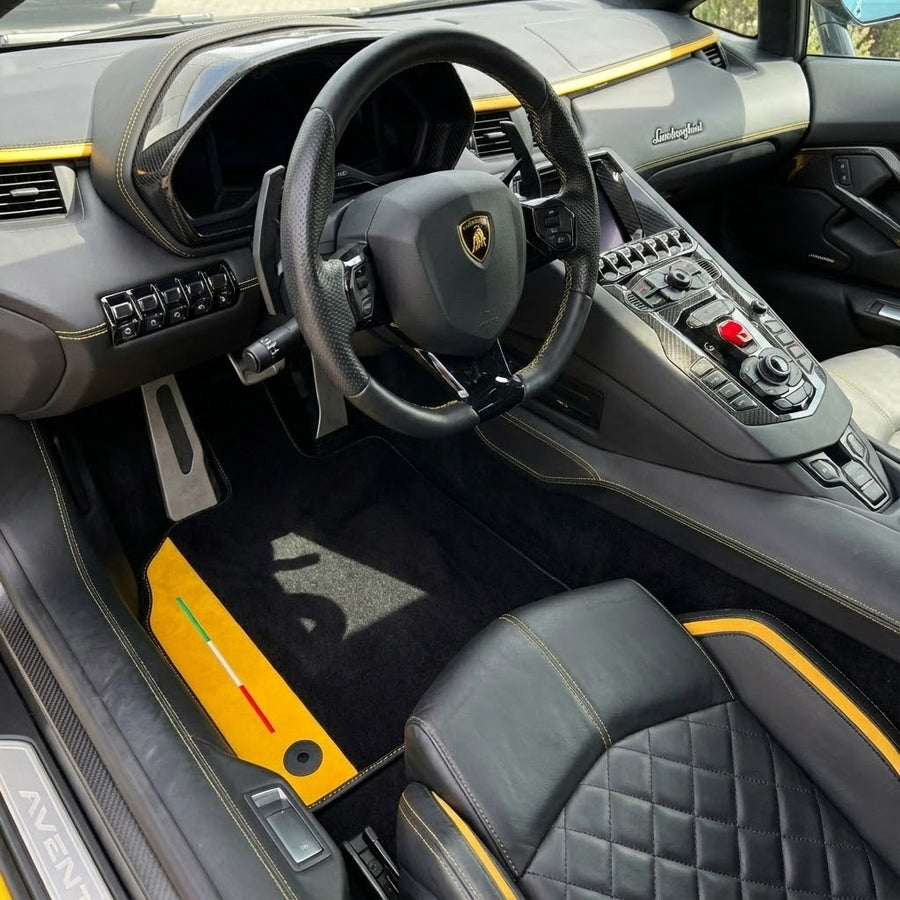 Anpassbare schwarze Fußmatten für Lamborghini Aventador mit gelbem (Giallo Taurus) Nappaleder