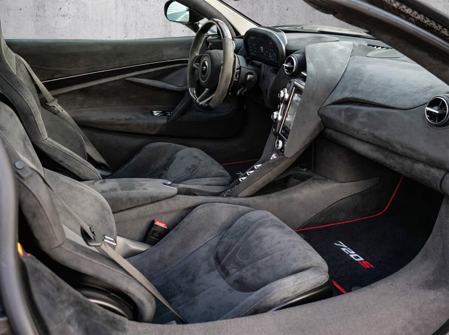 Fußmatten für McLaren 720S, schwarz, maßgeschneidert mit rotem Rand