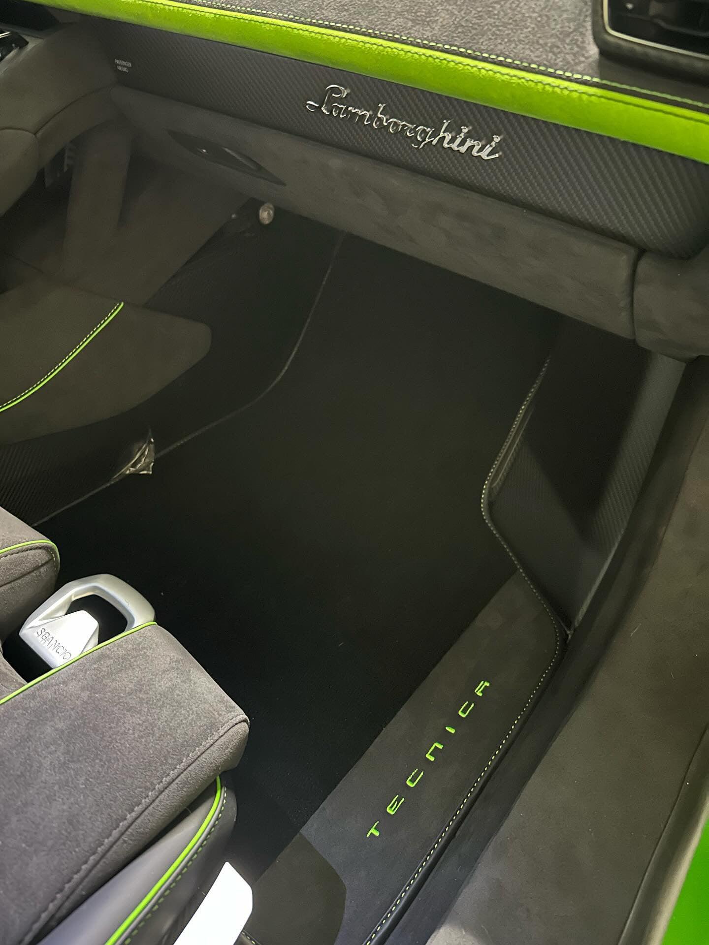 ランボルギーニ カーペット ロゴ入り ブラック
