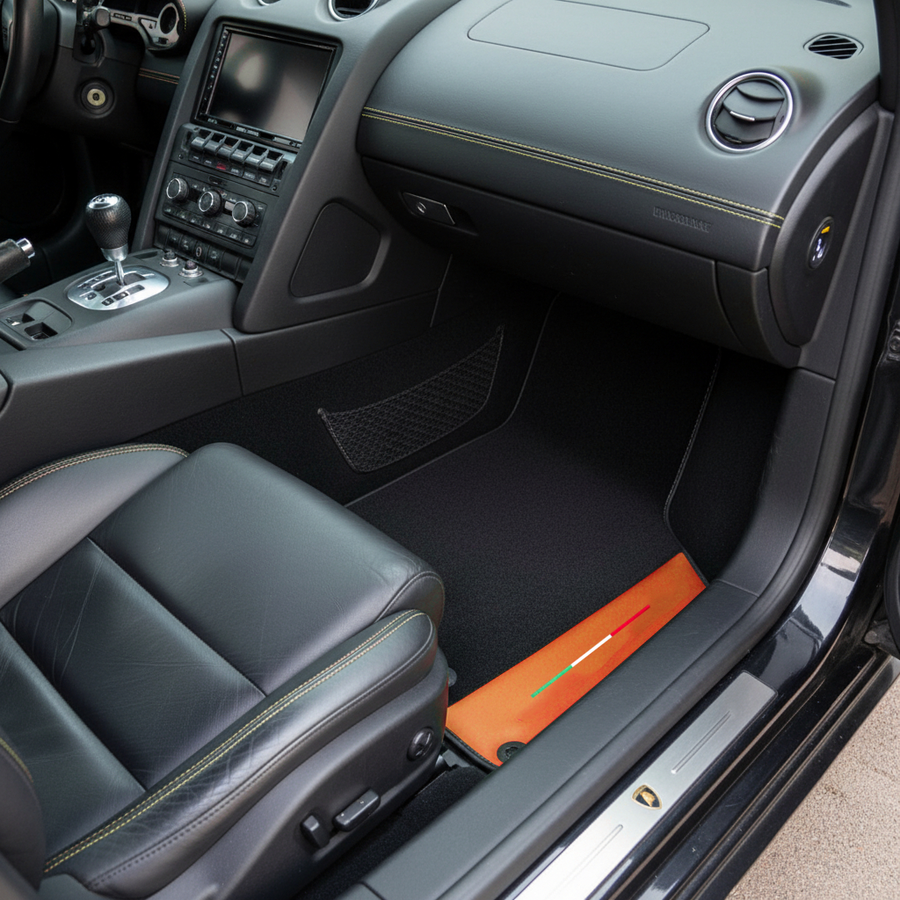 Maßgefertigte schwarze Fußmatten für Lamborghini Gallardo mit orangefarbenem Arancia Mira Nappaleder