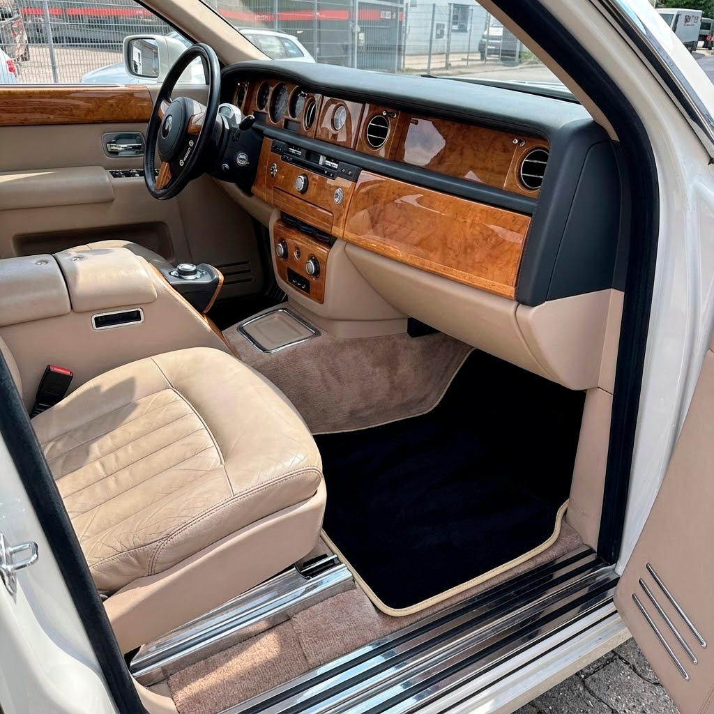 Schwarze Fußmatten für Rolls Royce Phantom Limousine (2003-2016) mit weißem Leder - AutoWin