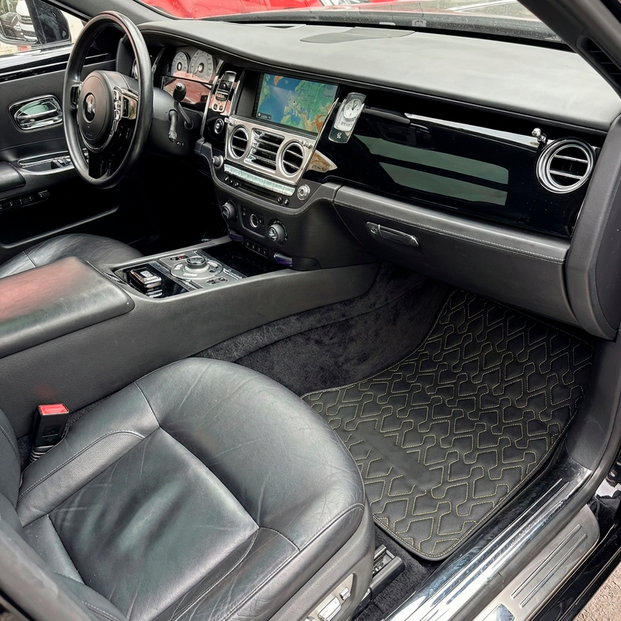 Maßgefertigte schwarze Lederfußmatten für Rolls-Royce Ghost Serie I (2010–2020)