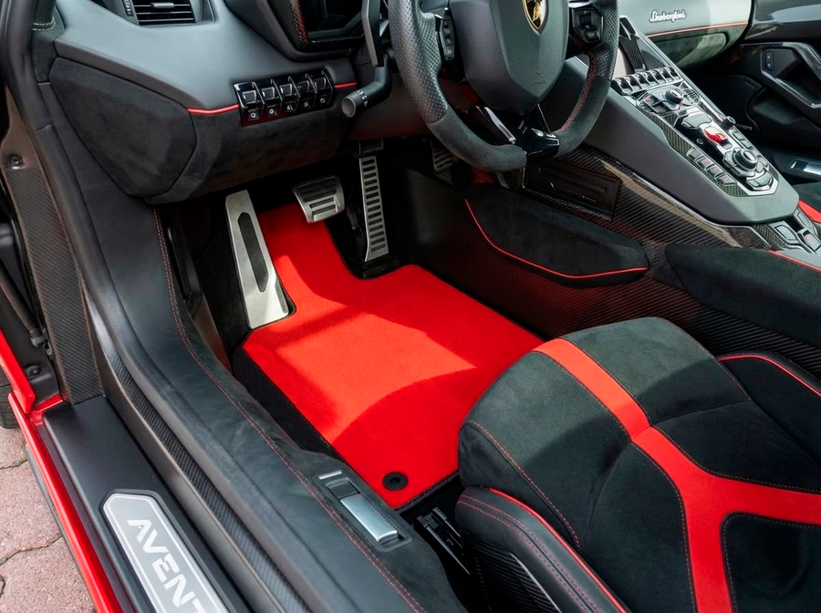 Anpassbare rote Fußmatten für Lamborghini Aventador mit schwarzem Leder