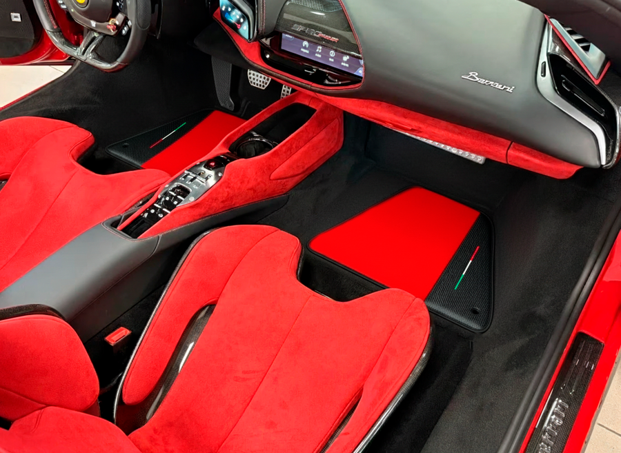 Rote Fußmatten für Ferrari SF90 Stradale (2019-2024) mit Carbonfaser