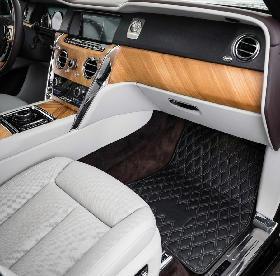 Maßgefertigte schwarze Lederfußmatten für Rolls Royce Cullinan (2018-2025), weiße Nähte
