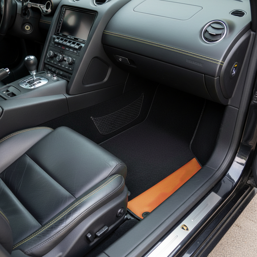 Maßgefertigte schwarze Fußmatten für Lamborghini Gallardo mit orangefarbenem Arancia Leonis Nappaleder