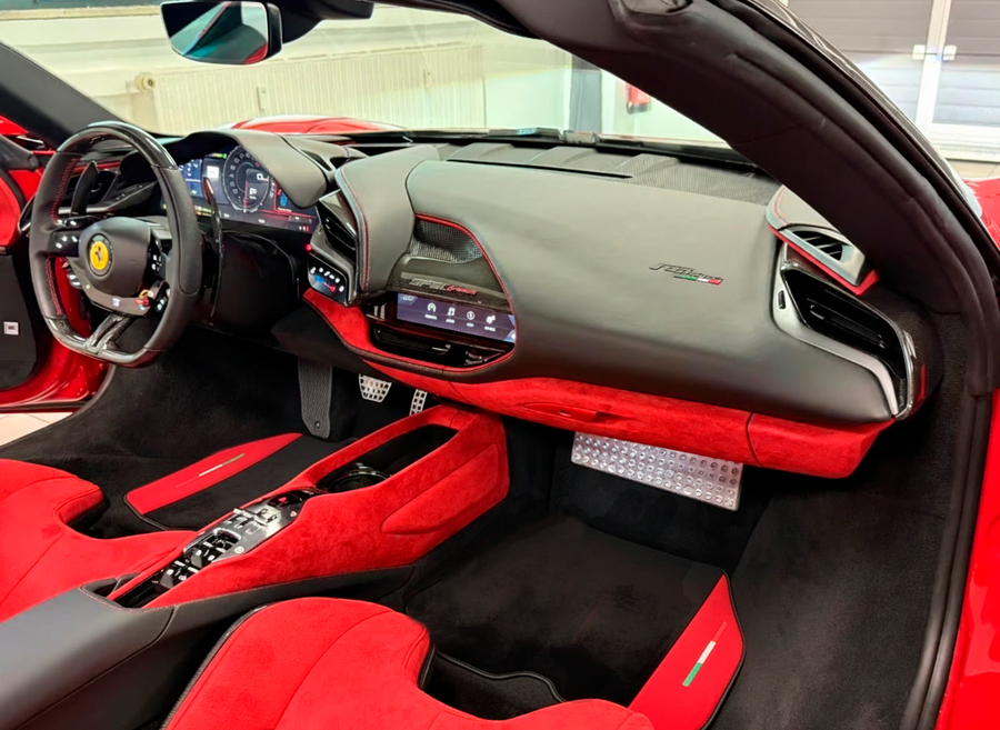 Schwarze Fußmatten für Ferrari Portofino M (2018-2023) mit rotem Alcantara-Leder