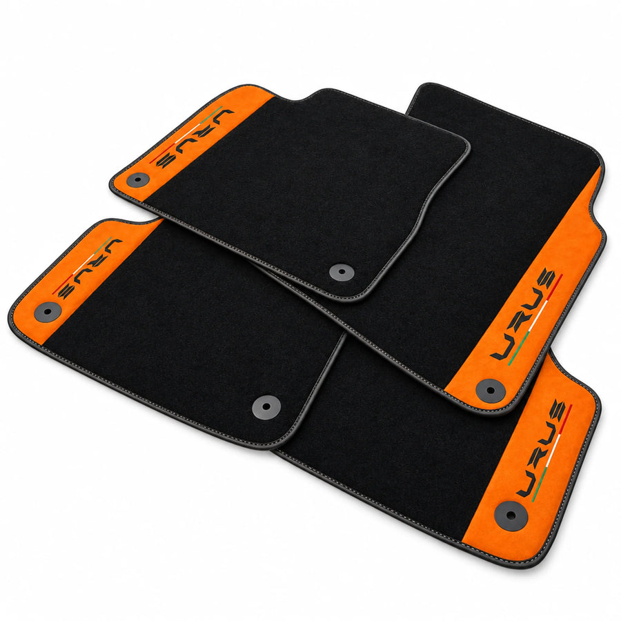 Schwarze Automatten für Lamborghini Urus mit orangefarbenem Alcantara-Leder