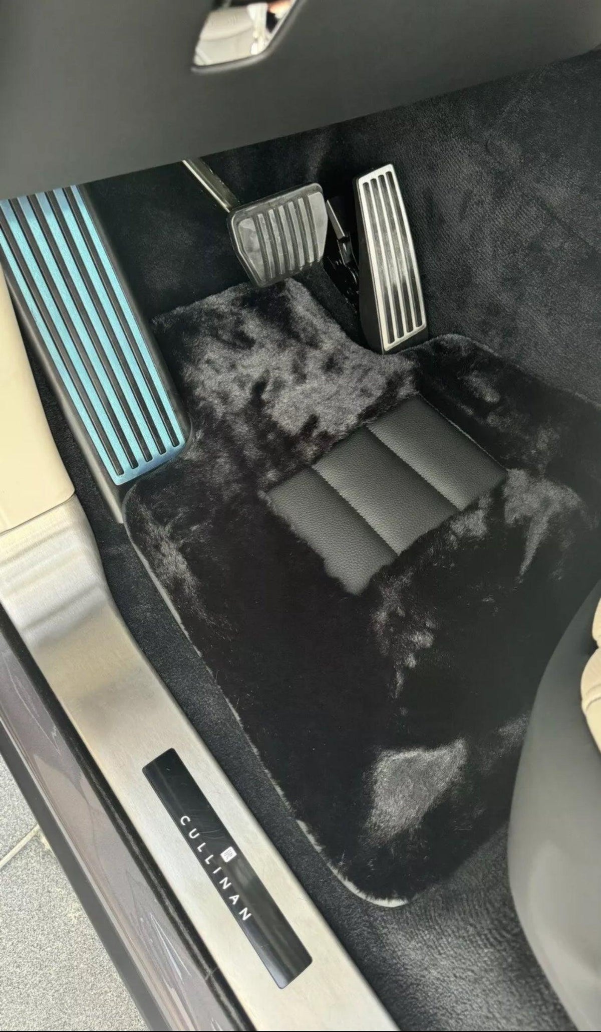 Black Sheepskin Floor Mats for Rolls-Royce Cullinan (2018-2023) No Steps Edition - AutoWin