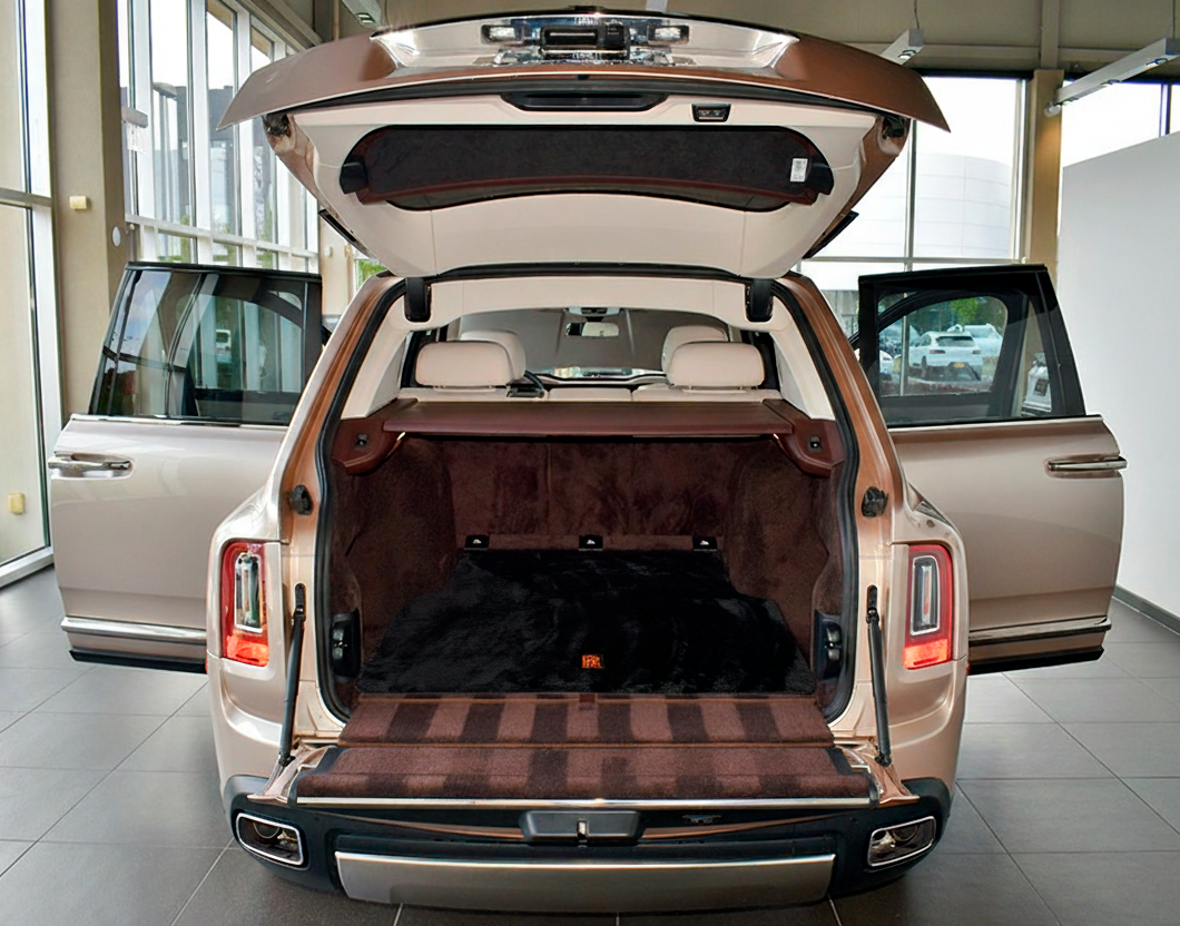 Interior look of floor mats for Rolls-Royce Shadow (1965-1977) | Orange RR Logo