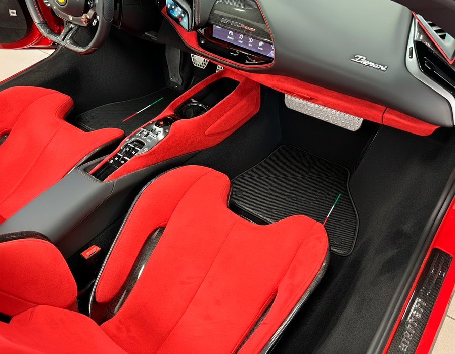 フェラーリ SF90 ストラダーレ (2019-2024) 用カーボンファイバーレザー製フロアマット