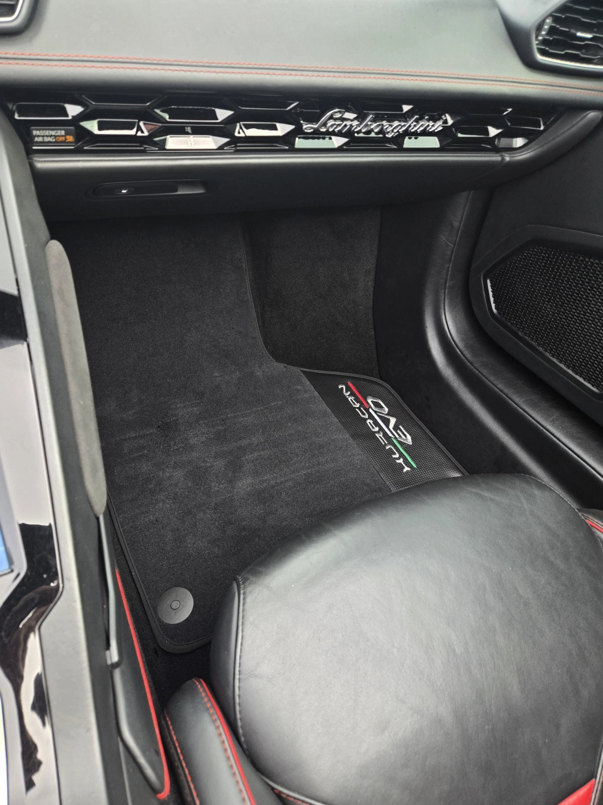 Schwarze Fußmatten für Lamborghini Huracan EVO 2019-2024 mit Rändern aus Carbonfaser-Leder