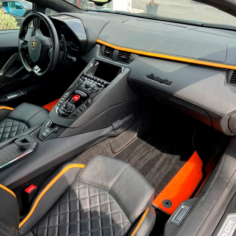 Anpassbare schwarze Fußmatten für Lamborghini Aventador mit orangefarbenem (Arancia Mira) Nappaleder