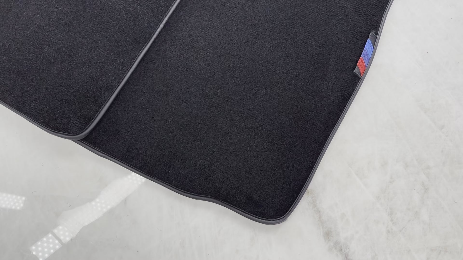 BMW Z4 シリーズ G29 用ブラックフロアマット 3 カラーストライプテーラードセット完璧なフィット感 - AutoWin