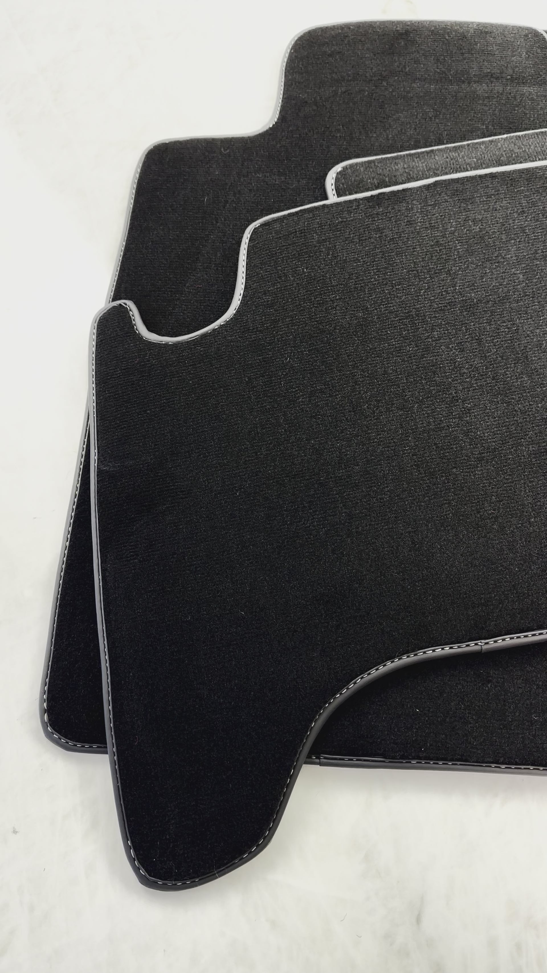 トヨタ ランドクルーザー 120 (2002-2009) 用の黒いフロアマット - AutoWin