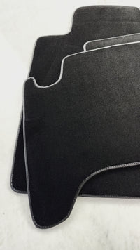 トヨタ ランドクルーザー 120 (2002-2009) 用の黒いフロアマット