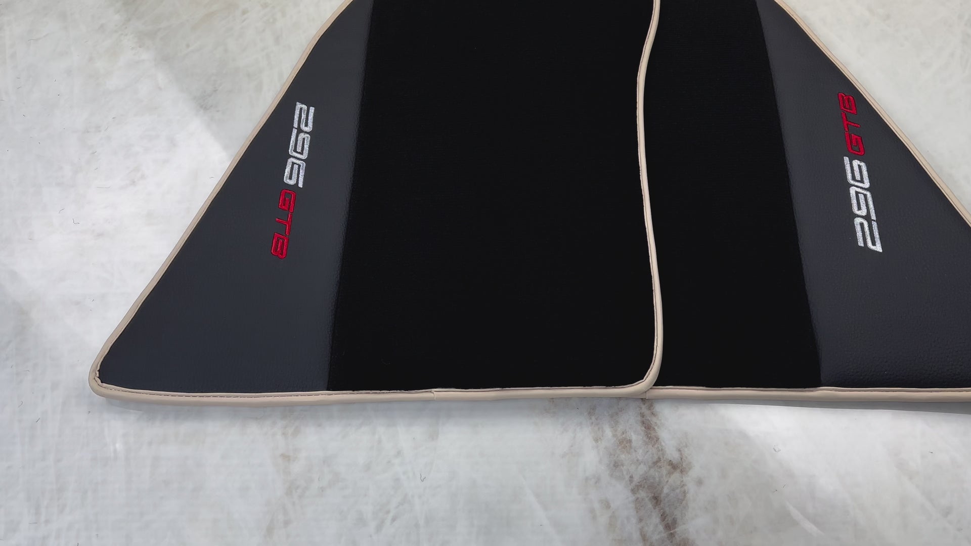 フェラーリ 296 GTB (2022-2025) 用 ブラックフロアマット（レザー付き）｜ベージュトリム - AutoWin