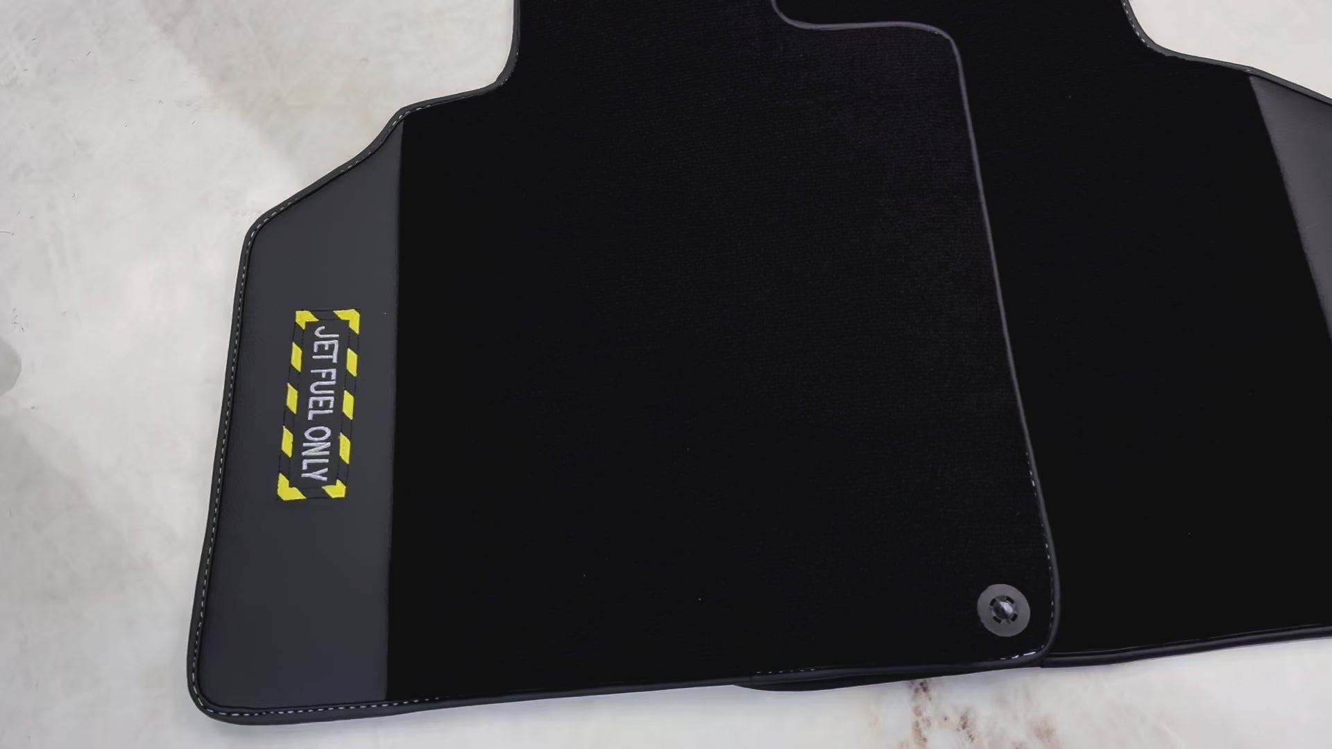 ランボルギーニ ガヤルド (2004-2014) 用 レザー付きブラック フロアマット - 戦闘機エディション - AutoWin.EU