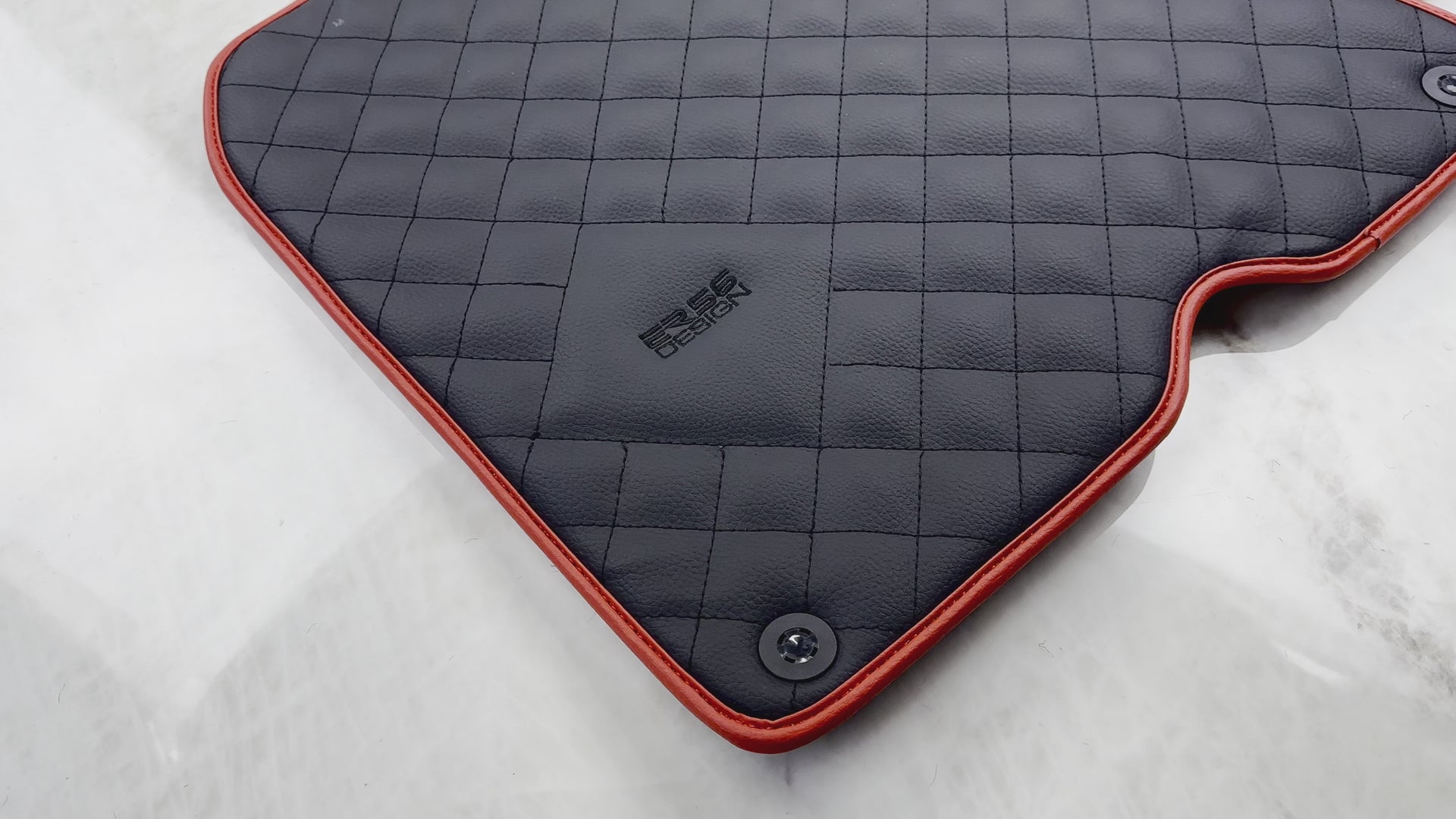 Ferrari 458 GT2用レザーフロアマット、ホワイト縫製とレッドトリム | ER56のデザイン - AutoWin