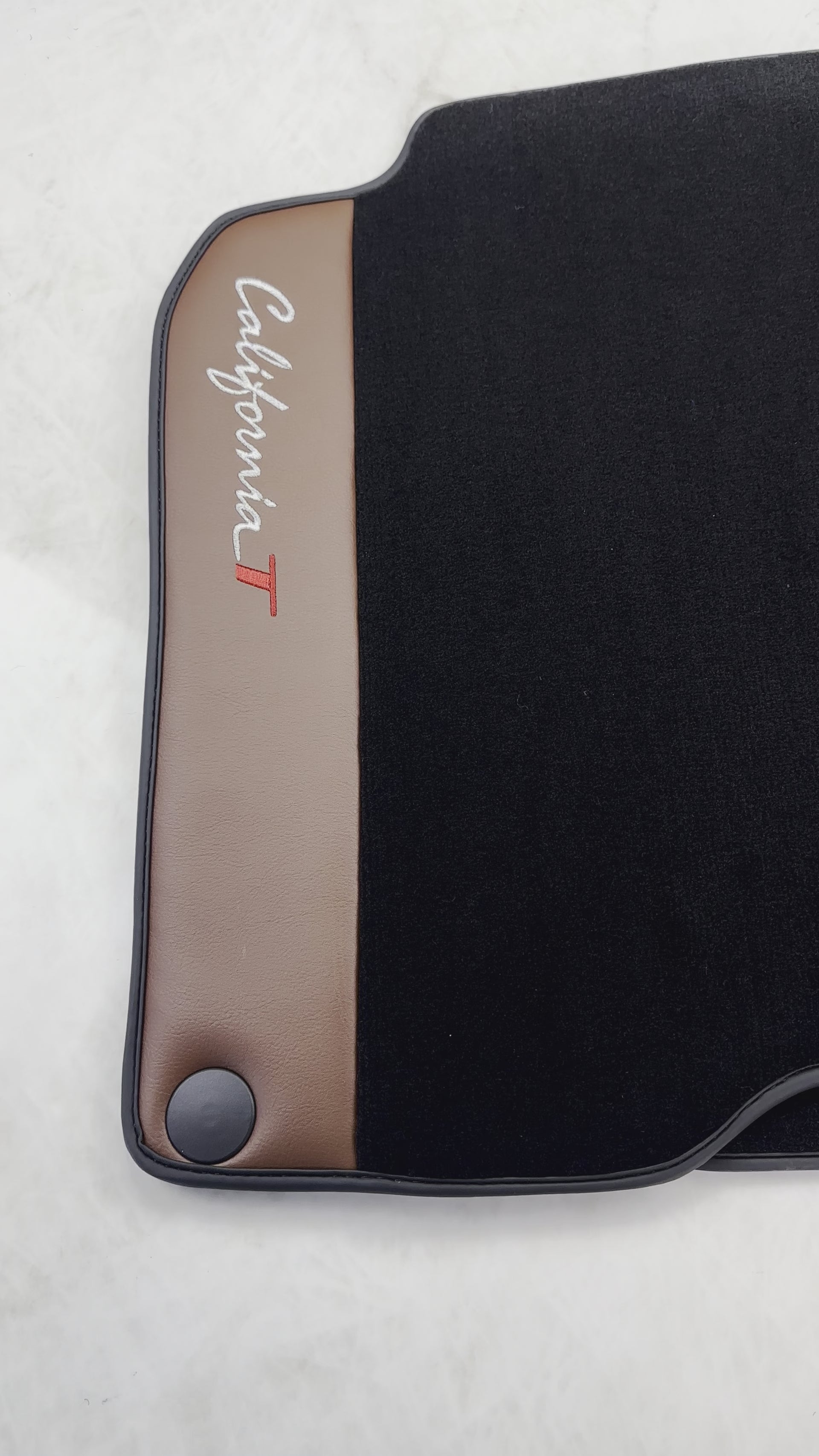 Schwarze Fußmatten für Ferrari California T 2015–2018 mit braunem Leder - AutoWin