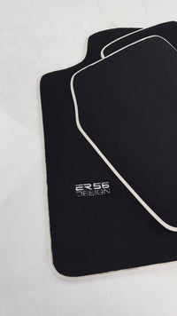 トヨタ ハイラックス (1998-2005) ER56 デザインのブラック フロア マット