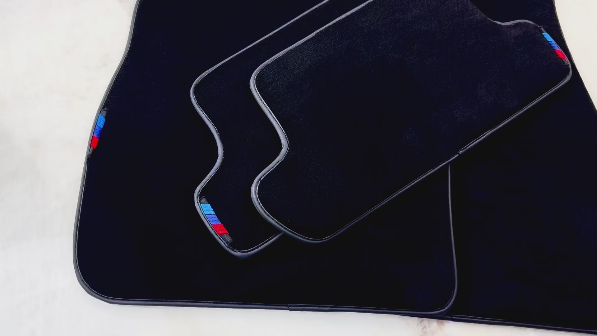 Schwarze Fußmatten für BMW 8er G14 | Schwarze Zierleiste der Marke AutoWin | Verschiedene Zierleistenfarben - AutoWin