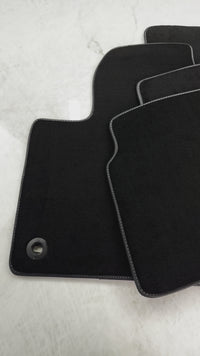 トヨタ プリウス (2016-2021) 用フロアマット