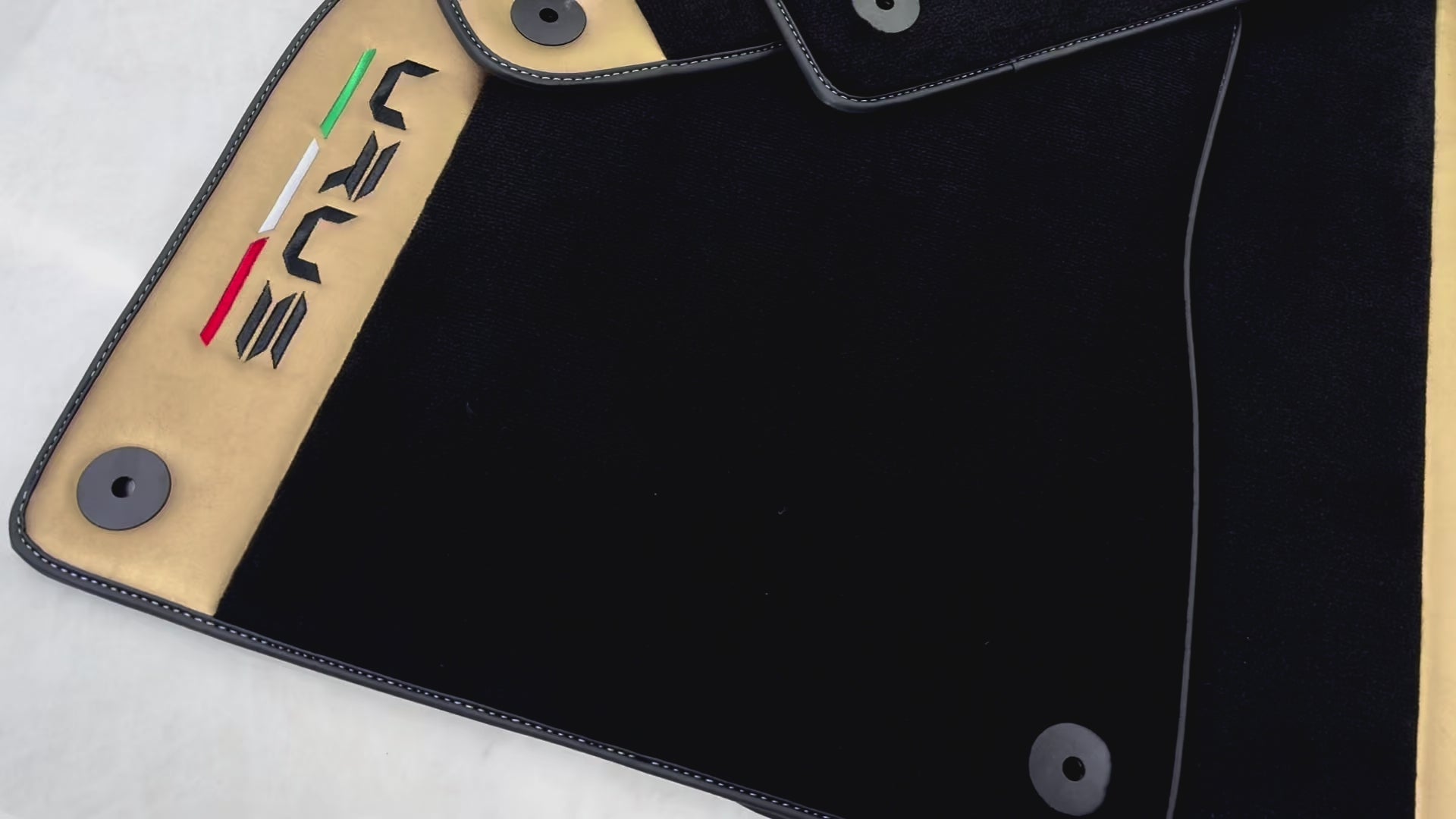 ランボルギーニ ウルス（2018-2026）用 イタリア版 ブラックフロアマット（ゴールドレザーボーダー付き） - AutoWin.EU