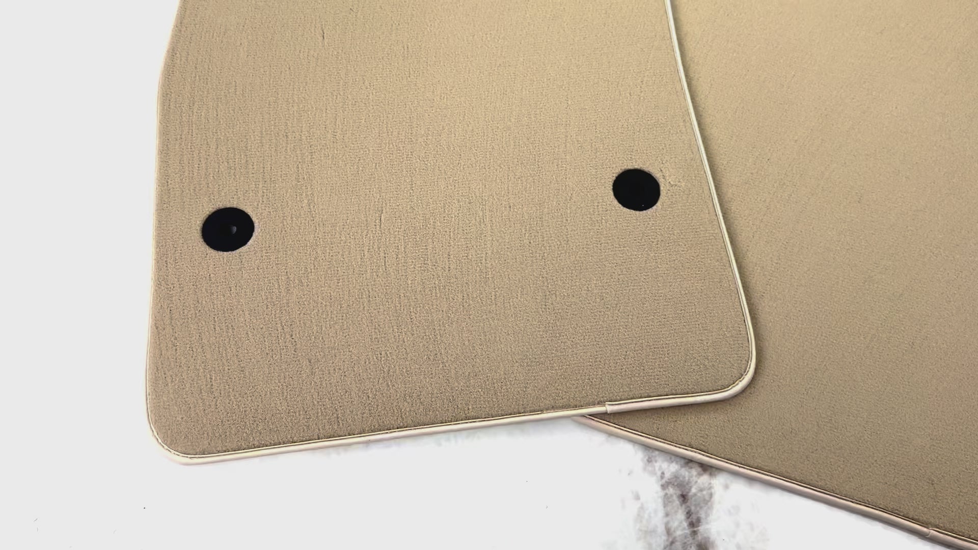 Schwarze Fußmatten für Chevrolet Corvette C7 Targa Top (2014–2019) mit beigem Rand - AutoWin