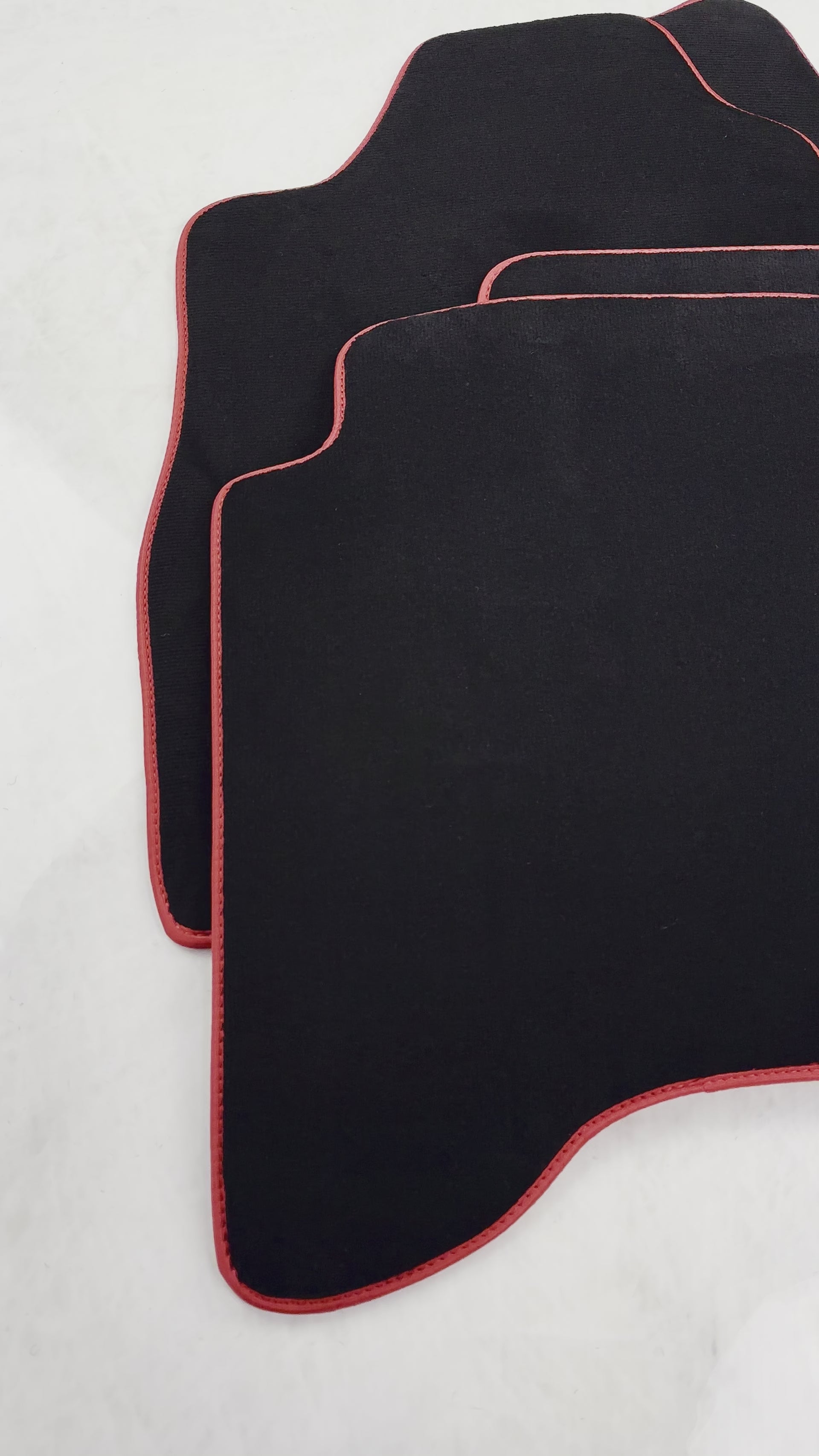 トヨタ ランドクルーザー 90 (1997-2003) レッドトリム用ブラック フロアマット | ER56のデザイン - ER56 Design