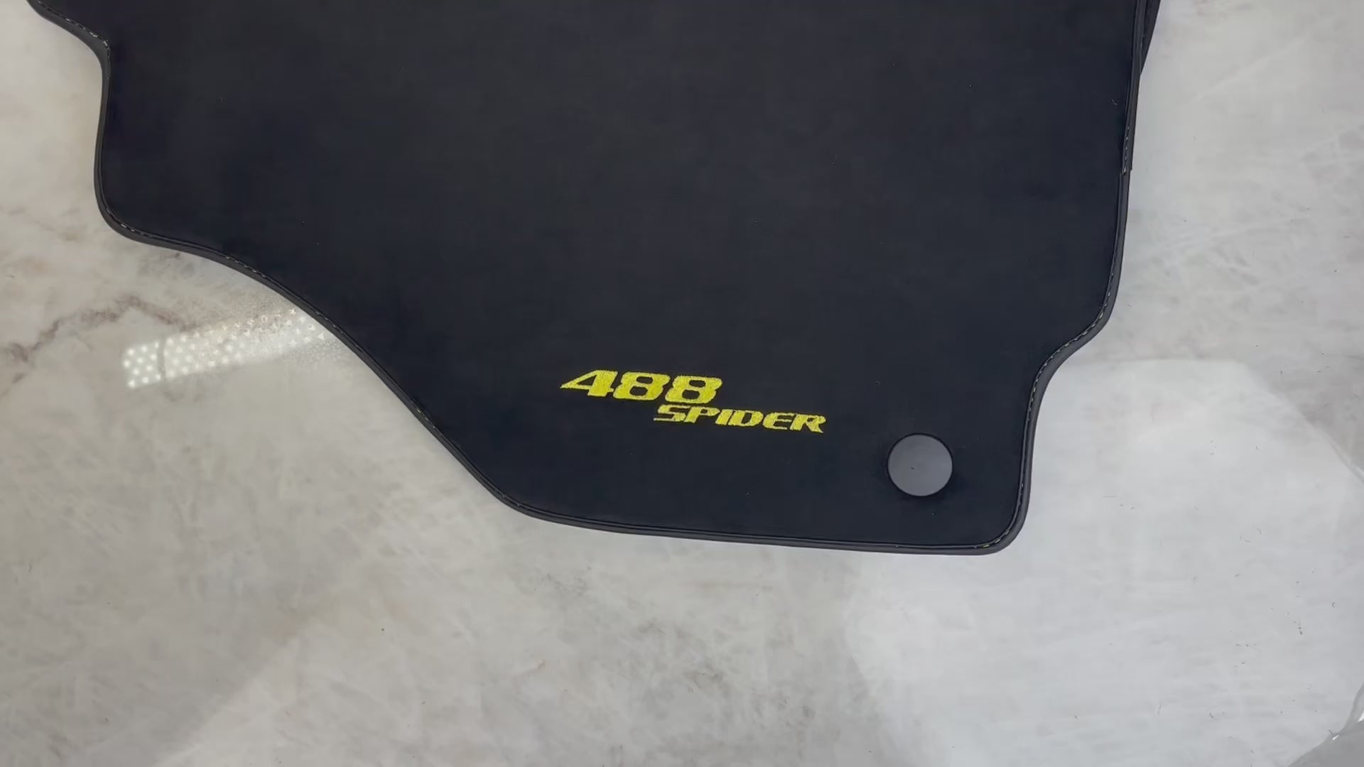 アルカンターラ フロアマット フェラーリ 488 スパイダー 2016-2022 イエロー縫製 - AutoWin