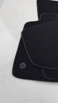 ベントレー コンチネンタル GT (2018–2023) 用ブラック フロアマット