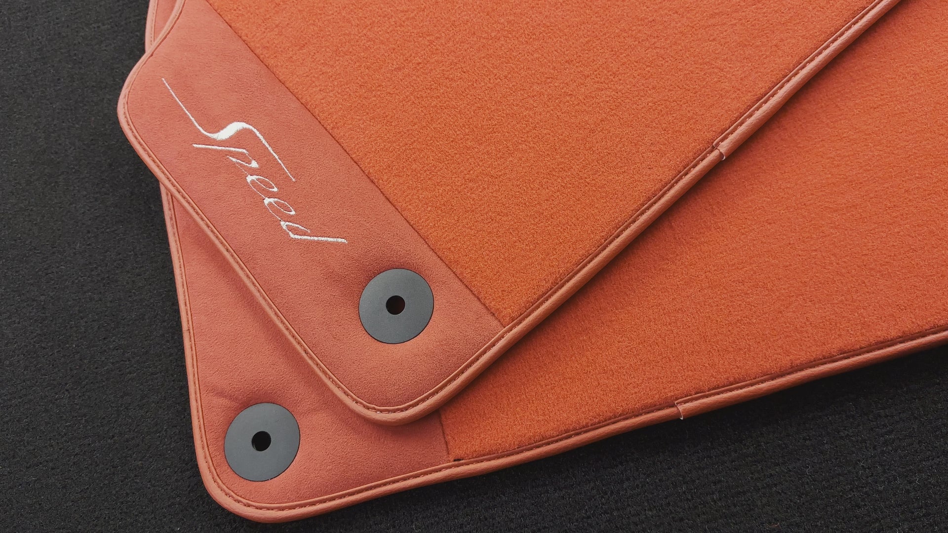 Rote Fußmatten für Bentley Bentayga (2015–2023) mit Alcantara-Leder - AutoWin