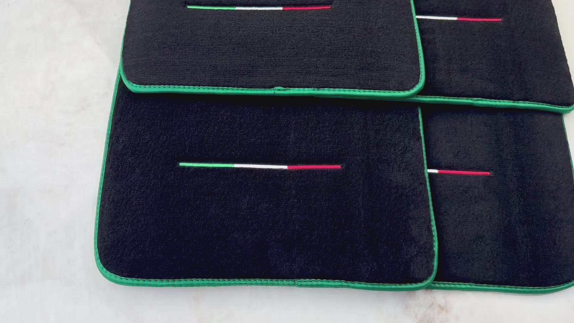 フェラーリ プロサングエ用 グリーントリム付き ブラックフロアマット | イタリア版 - AutoWin