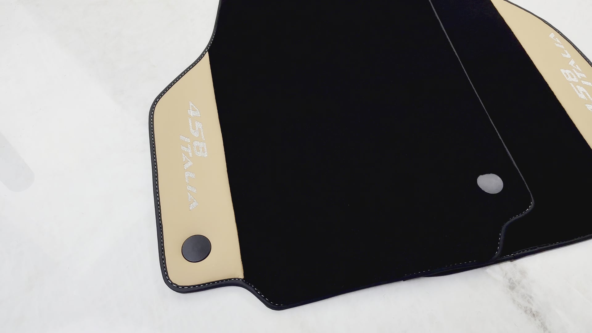 フェラーリ 458 イタリア (2009-2015) 用ブラック フロアマット ベージュ ナッパレザー付き - AutoWin