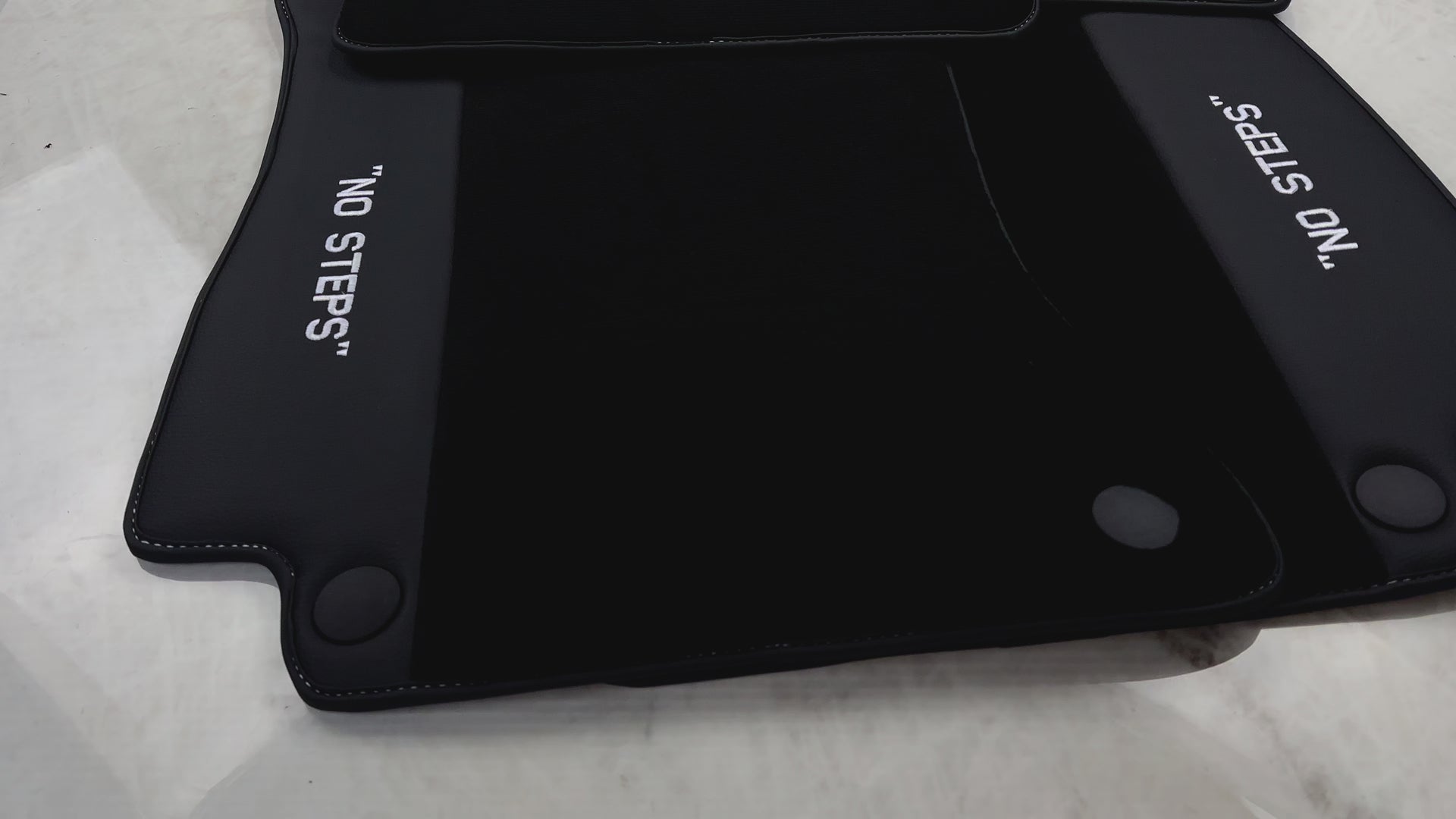 メルセデス ベンツ E クラス W213 セダン (2020-2023) ハイブリッド用ブラック フロアマット | 「NO STEPS」蛍光ロゴ - AutoWin