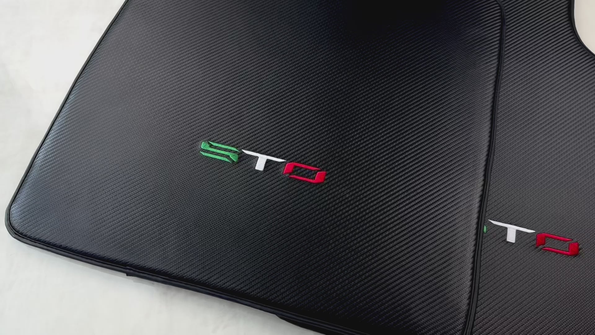 ランボルギーニ ウラカン Sto 用カーボンレザーフロアマット ブルーステッチ - AutoWin.EU