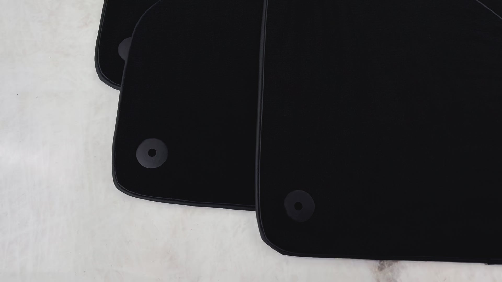 アストンマーティン DBX (2020–2023) 用ブラックフロアマット - AutoWin