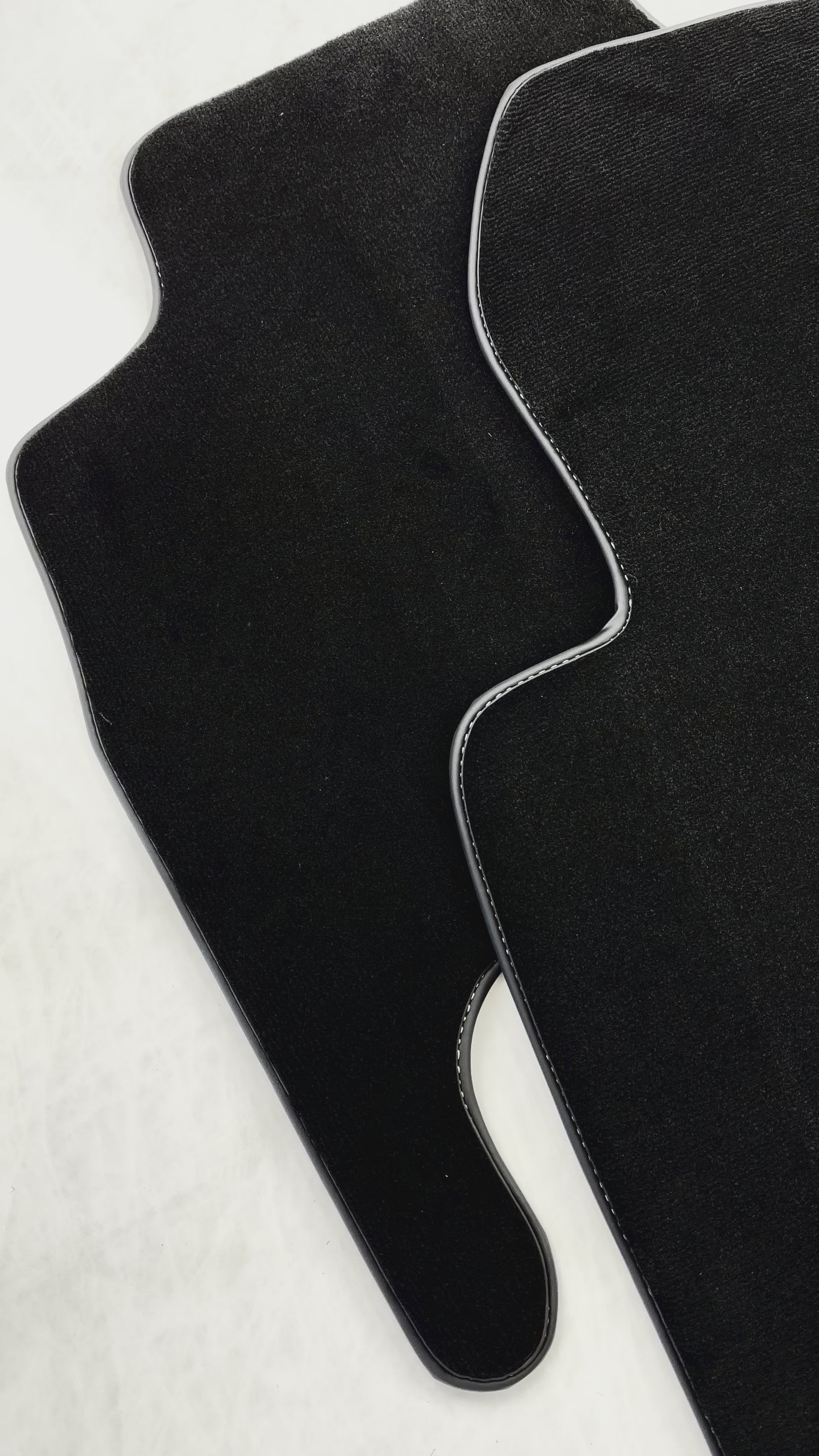 トヨタ ランドクルーザー 200 (2008-2012) 用ブラック フロアマット - AutoWin