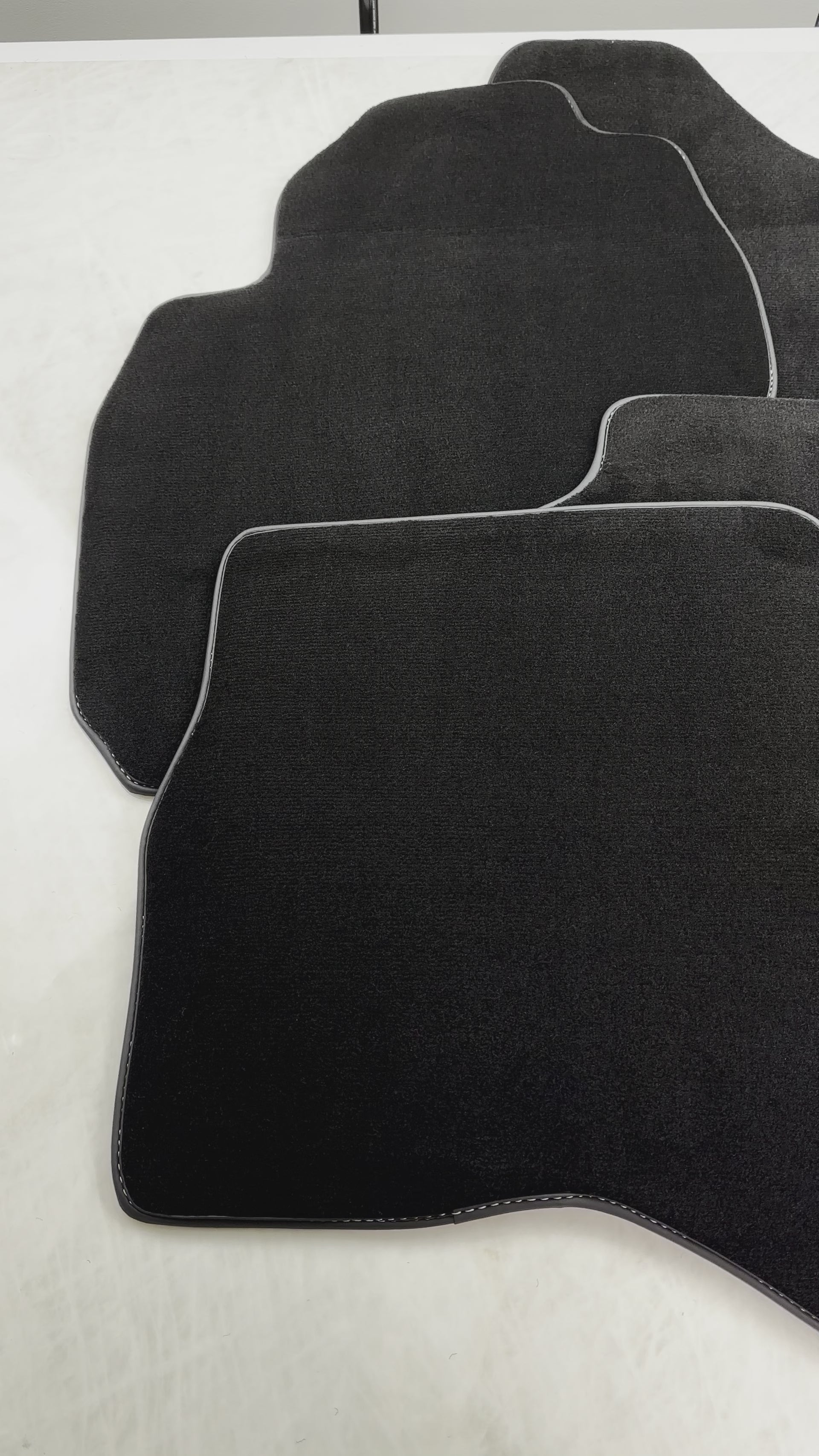 三菱パジェロ 1999-2005 用ブラックフロアマット - AutoWin