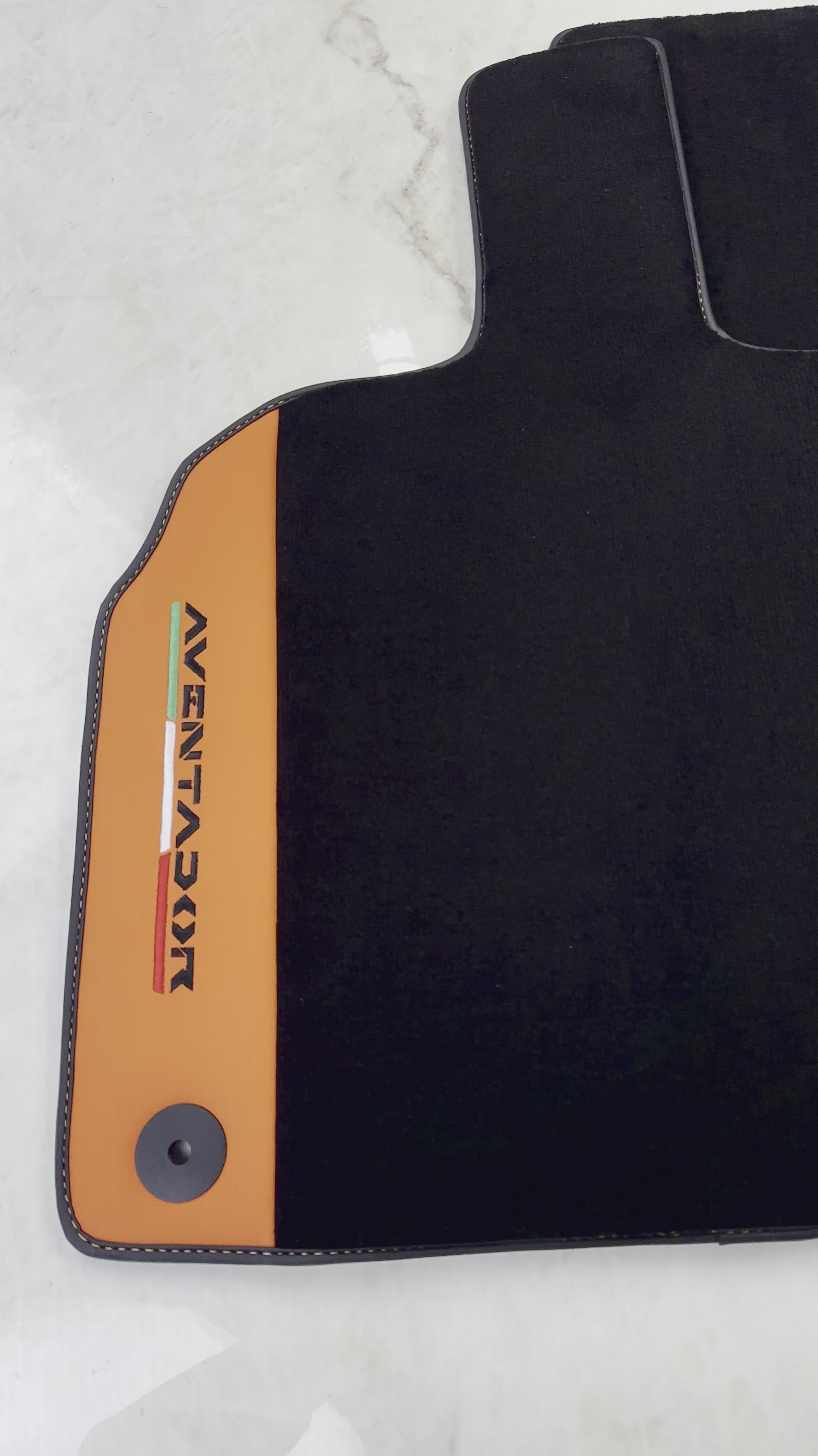 Schwarze Fußmatten für Lamborghini Aventador mit orangefarbenem (Arancia Mira) Nappaleder - AutoWin.EU