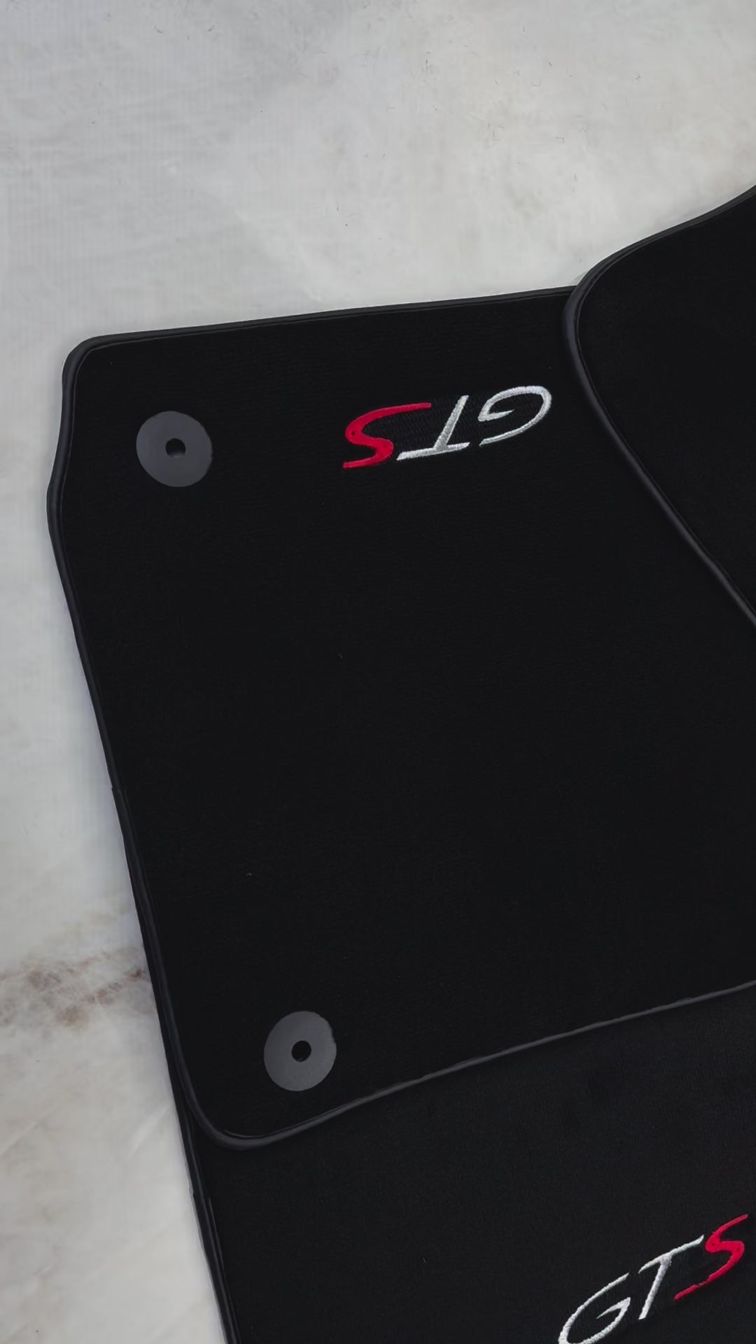 ポルシェ パナメーラ (2017-2023) GTS 用ブラック フロアマット - AutoWin