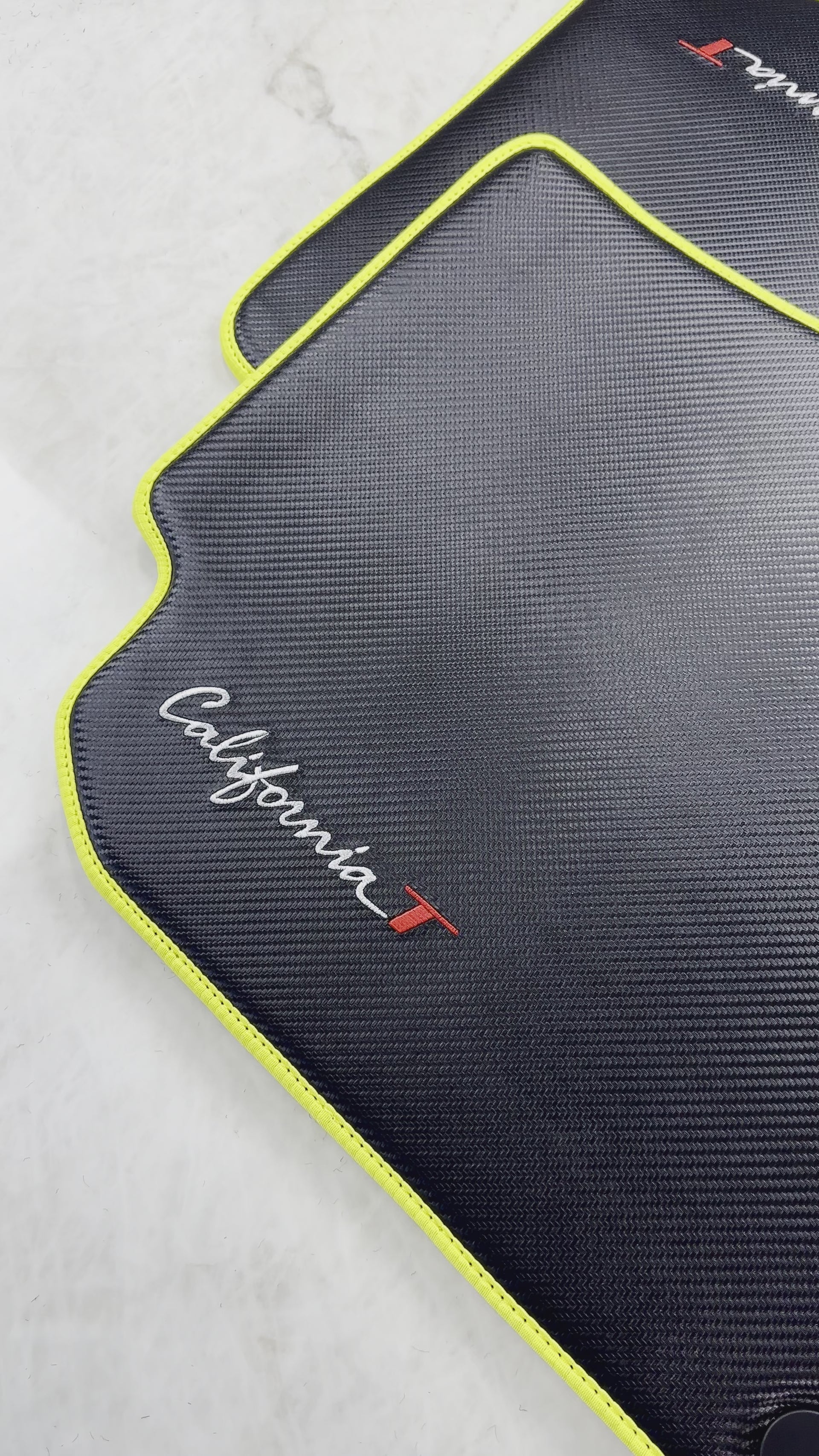 Fußmatten aus Carbonfaser-Leder für Ferrari California T (2015-2018) mit gelbem Rand - AutoWin