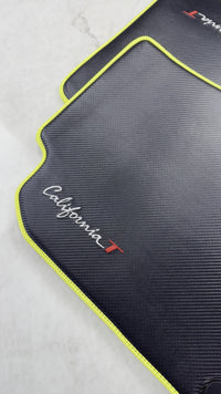 カーボンファイバーレザーフロアマット フェラーリ カリフォルニア T コンバーチブル (2008-2014) イエロートリム付き