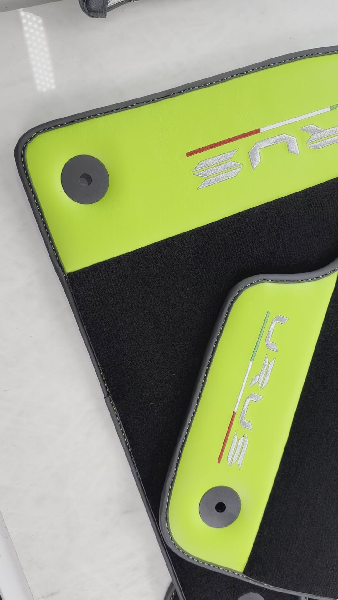 Schwarze Fußmatten für Lamborghini Urus mit grünem Leder - AutoWin.EU