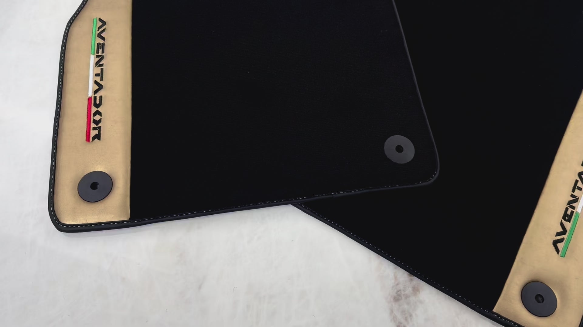 ランボルギーニ アヴェンタドール（2012-2022）用イタリア版ブラックフロアマット、ゴールドレザーボーダー付き - AutoWin.EU