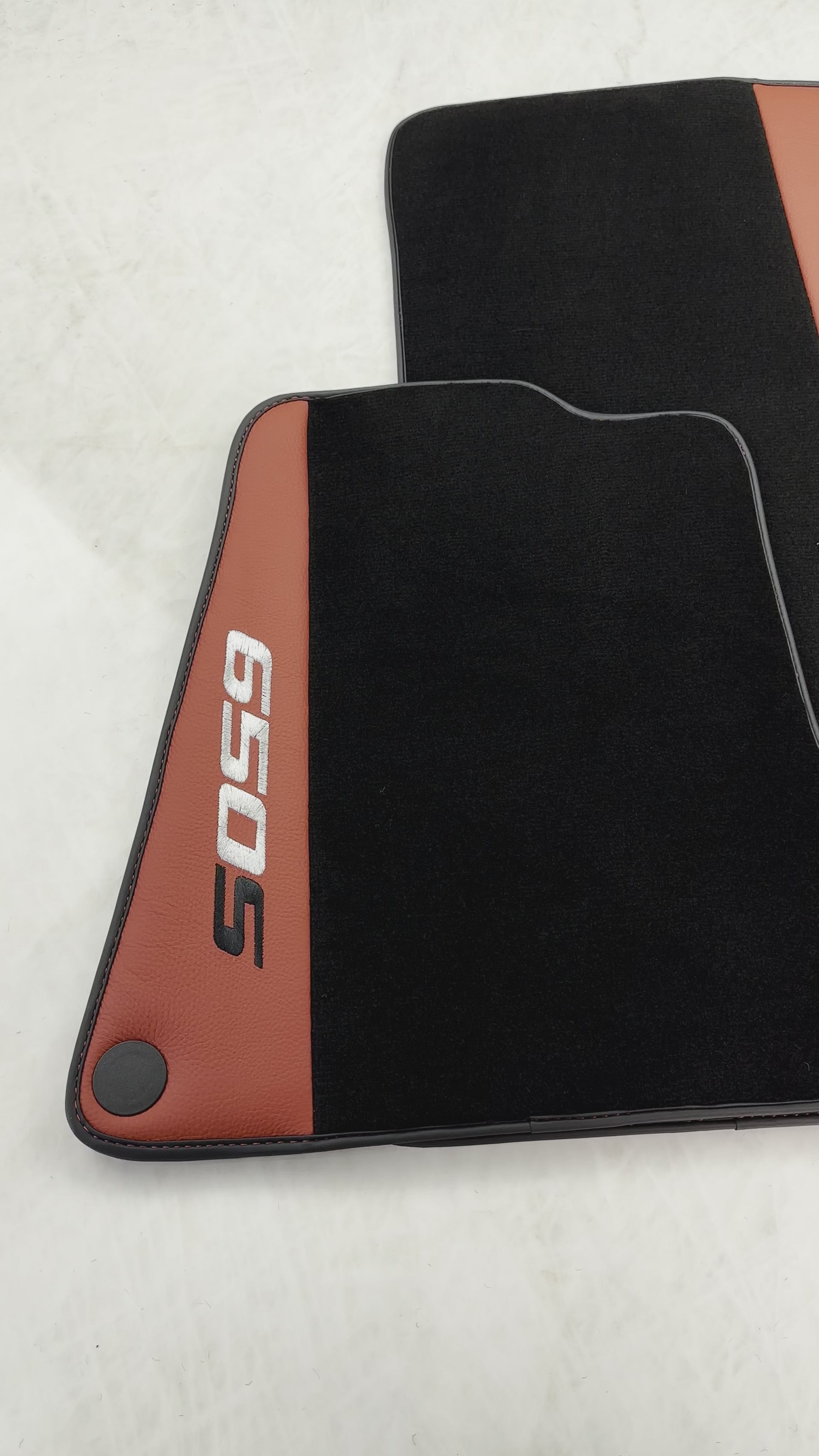 マクラーレン 650S ブラック レッドレザー仕立てのブラックフロアマット - AutoWin.EU