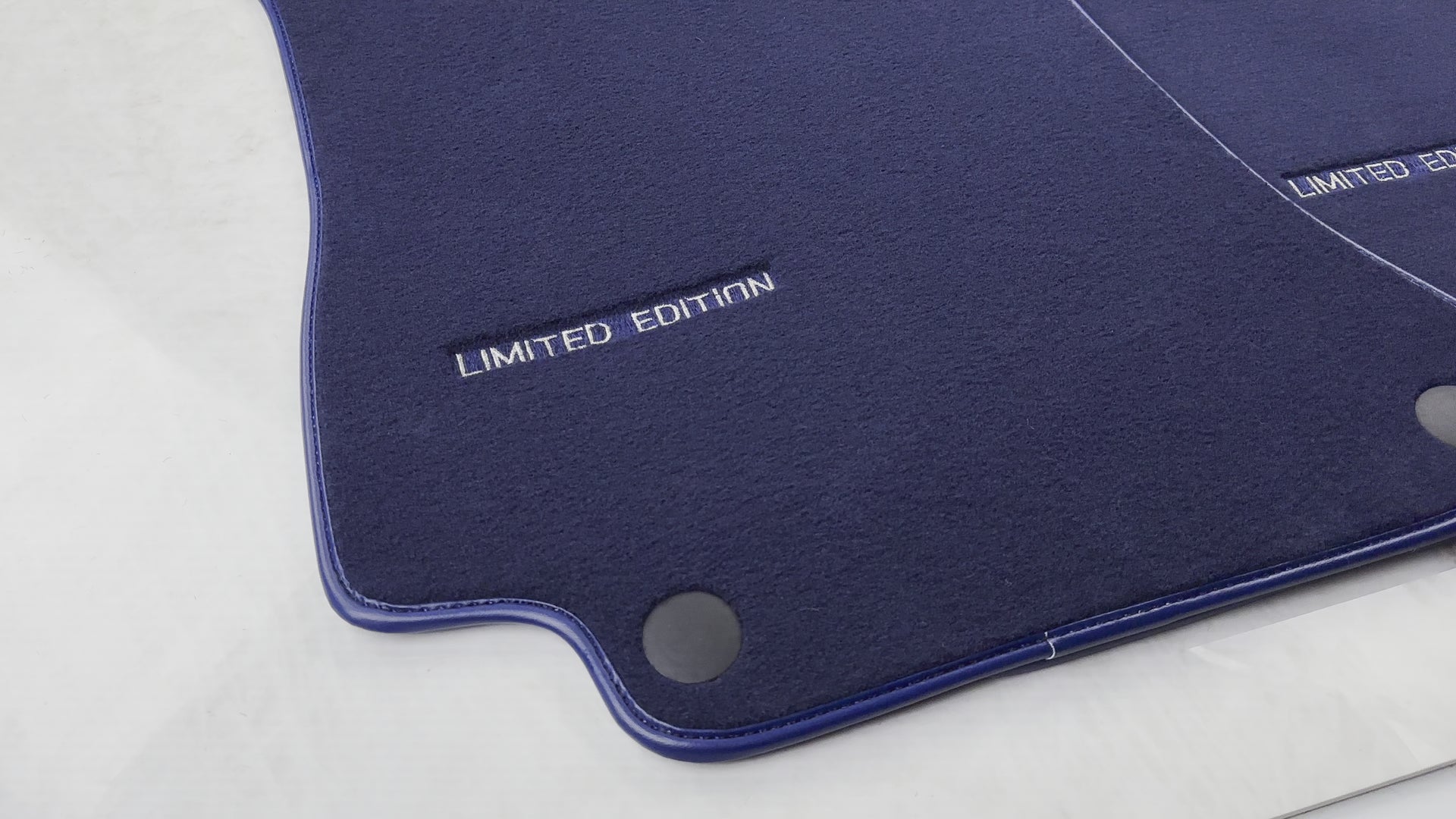 メルセデスベンツ Eクラス W213 セダン (2016-2020) 用ダークブルーフロアマット |限定版 - AutoWin