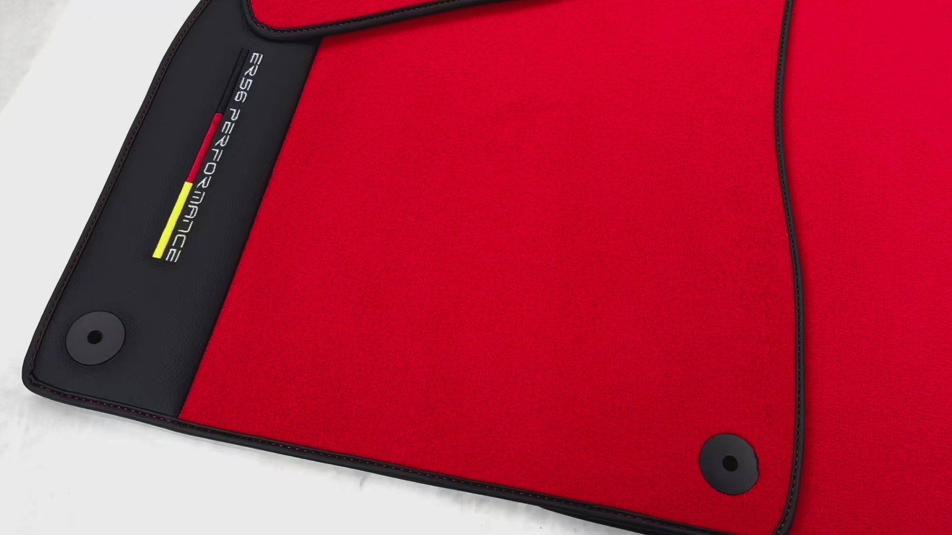 Audi Q8 (2018-2023) 用レザー付きレッドフロアマット | ER56 Performance - ER56 Design